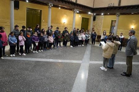 Imagen Estudiantes del colegio Maristas trasladan, en la Diputación, sus mensajes y deseos en el Día de la Paz